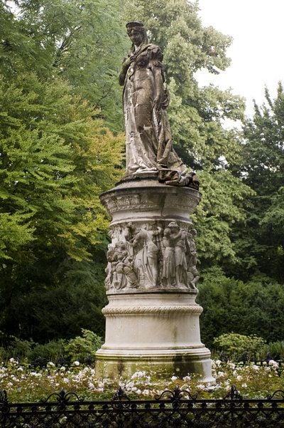 Blick auf das Denkmal von Königin Luise von Preußen im Tiergarten in Berlin. Das Denkmal wurde von Erdmann Encke in weißem Marmor geschaffen und am 10. März 1880 enthüllt. (FOTO: DPA)