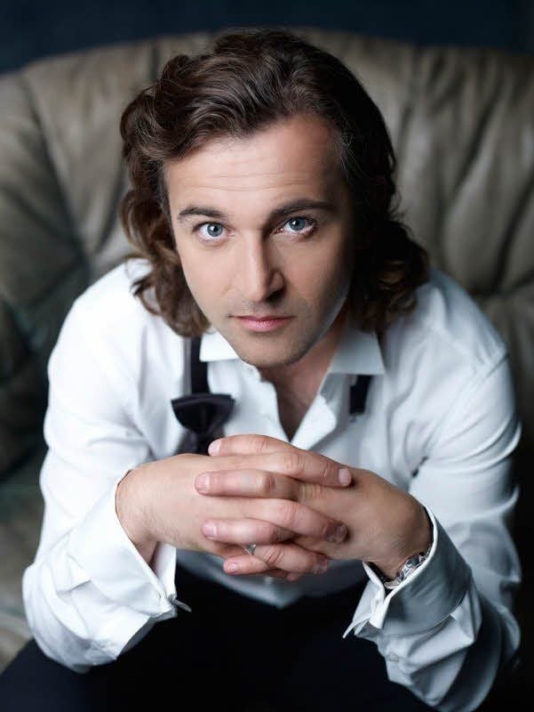 Der Schweizer Startenor Erkan Aki gehört zu den Gästen des Showtalks am 18. September im Dessauer NH-Hotel.