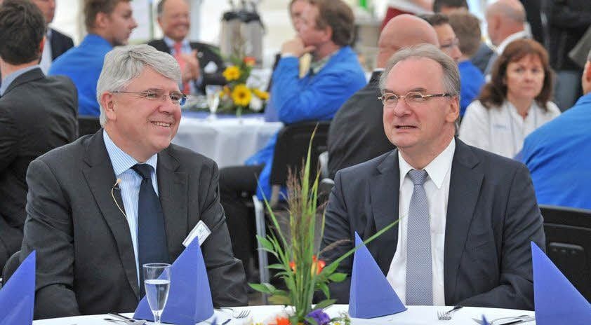 Akzo-Nobel-Geschäftsführer Jürgen C. Baune (li.) zusammen mit Ministerpräsident Reiner Haseloff (CDU) bei der Festrede in Bitterfeld