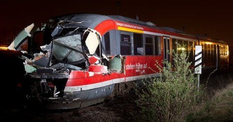 Eine Regionalbahn steht nach einer Kollision mit einem Schwertransport auf einem Gleis in Staßfurt (Salzlandkreis). (FOTO: DPA)