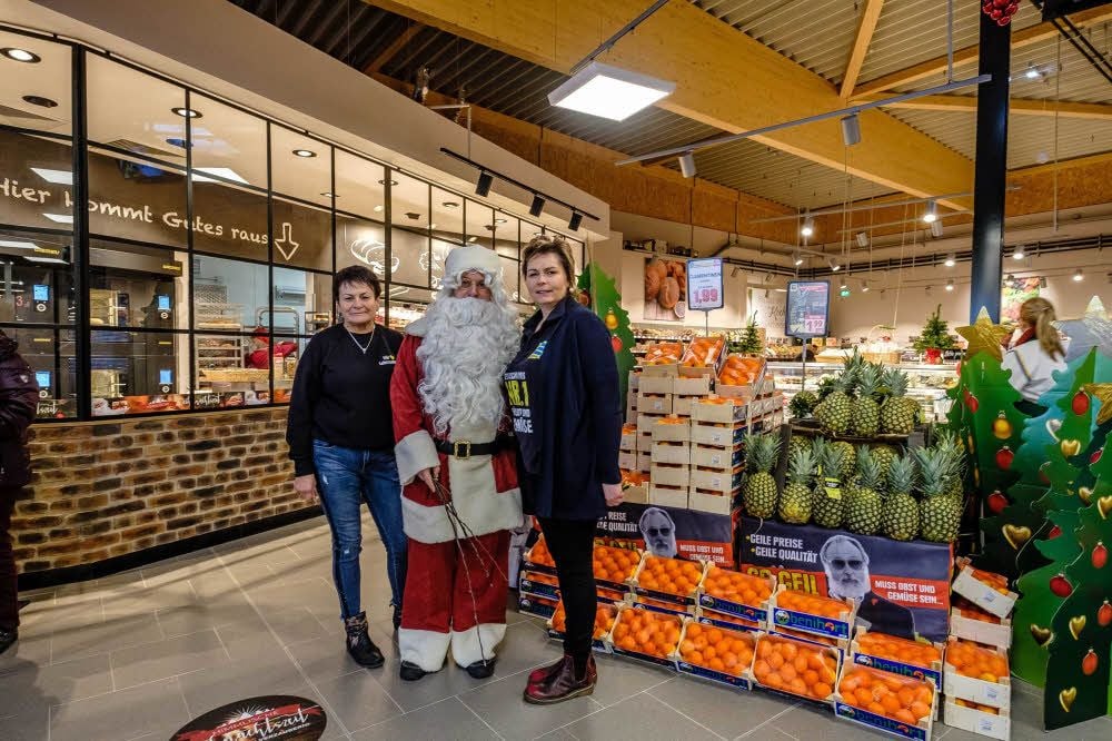 Monika Fiegert, der Nikolaus und Katja Fiegert-Schildhauer haben zur Eröffnung die Kunden überrascht.