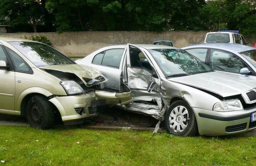 Unfall auf dem Parkplatz: Der Opel prallte auf den Skoda und schob diesen auf einen weiteren Pkw.