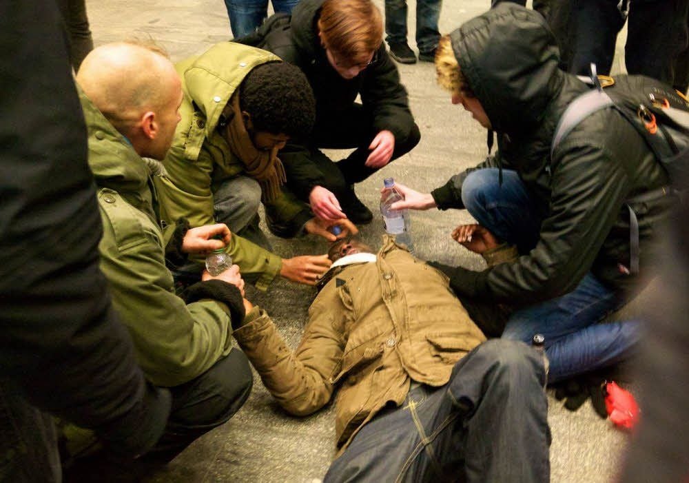 Mouctar Bah wird nach einer Auseinandersetzung mit einem Polizisten von Demonstranten versorgt.