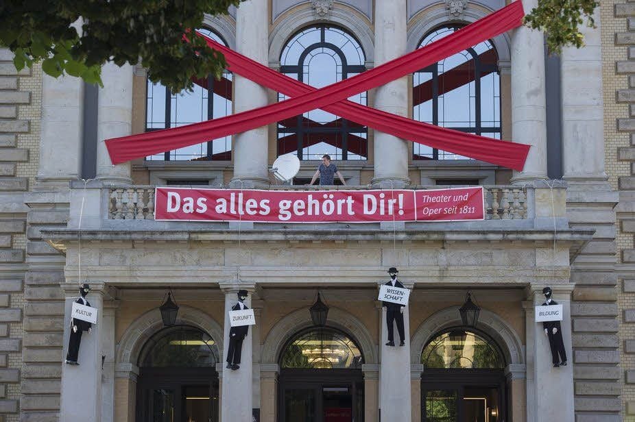 Protest an Halles Oper: Die Künstler lassen die Puppen baumeln.