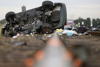 Ein völlig zerstörter Pkw liegt in Kerken auf den Bahngleisen. Beim Zusammenstoß des Autos mit einem Zug wurden ein Säugling und eine Frau im Auto getötet. (FOTO: DPA)