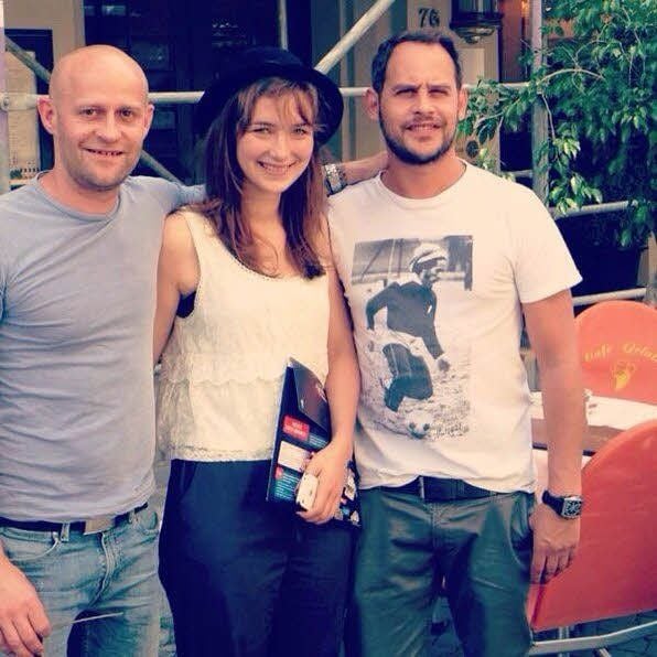 Yasmin Lüdke mit Jürgen Vogel (links) und Moritz Bleibtreu in der Leipziger Straße in Halle.