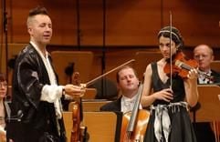 Die 15-jährige, in Lübeck lebende Geigerin Azadeh Maghsoodi (r) am Freitagabend (29.07.2005) in Lübeck bei ihrem ersten Auftritt mit dem britischen Stargeiger Nigel Kennedy im Rahmen des Schleswig-Holstein Musik Festivals vor Beginn des Konzerts. (Foto: dpa)