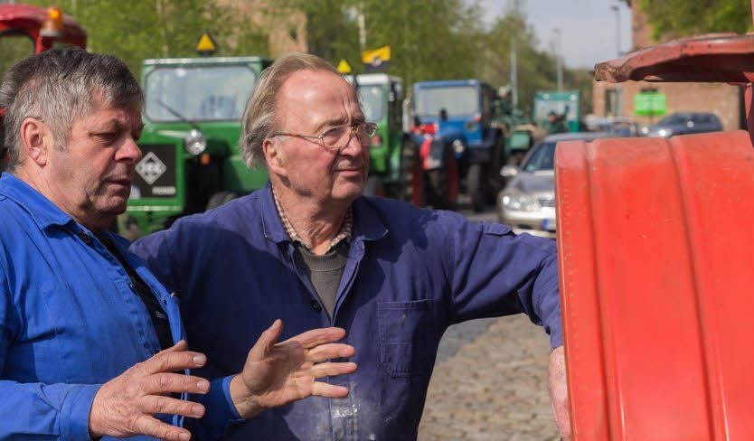 Günter Funke und Günther Beinert (v.l.) nehmen am K 700 Maß für das Projekt.