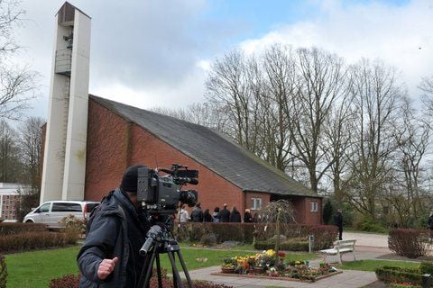 Ein Kamerateam filmt am Freitag, wie Angehörige zur Kapelle des Stadtfriedhof Tholenswehr in Emden zur Trauerfeier für das elfjährige ermordete Mädchen Lena kommen. (FOTO: DPA)