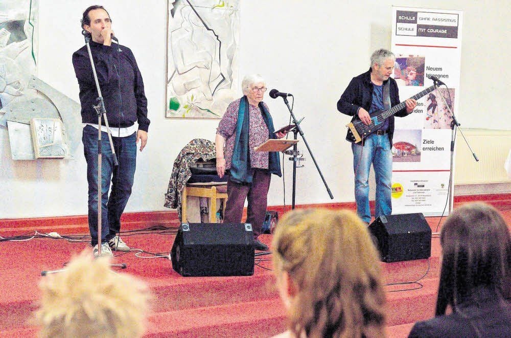 Die 90-jährige Esther Bejarano mit ihrer Band Microphone Mafia.