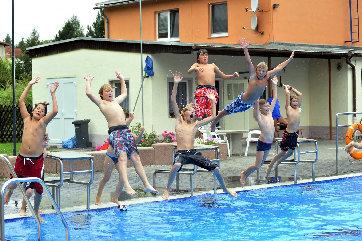 Jugendliche im Schwimmbad Alsleben.