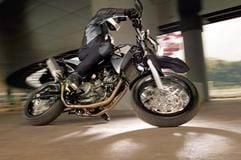 Mit Karacho um die Kurve - Supermoto-Einsteiger sollten es mit spektakulären Fahreinlagen nicht übertreiben. Die Gefahr von Stürzen ist nicht zu unterschätzen. (Foto: dpa)