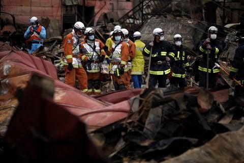 Die Suche nach Vermissten geht weiter. (FOTO: DPA)