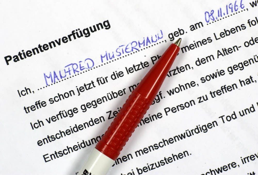 Seit dem Jahr 2009 ist gesetzlich geregelt, dass Ärzte eine Patientenverfügung umsetzen müssen. Allerdings haben viele Patienten offenbar ihre Zweifel, ob sich Ärzte im Ernstfall an die Vorgaben halten.