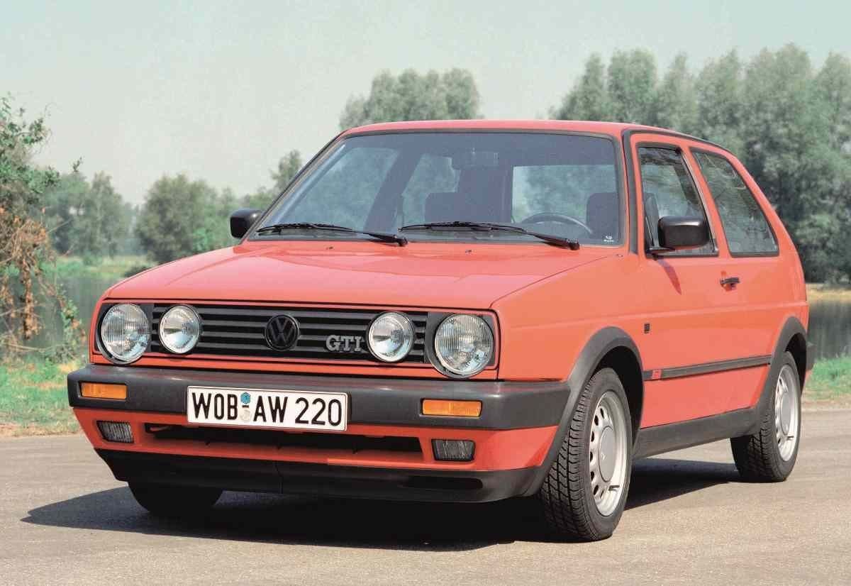 Der VW Golf II GTI von 1984 wird 30 Jahre alt – und befindet sich in guter Geburtstagsgesellschaft anderer Modelle seines Jahrgangs.