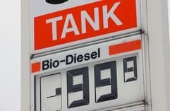 Die Preistafel für Biodiesel zeigt am Donnerstag (2. Februar 2006) an einer Tankstelle in Niendorf bei Wismar den Literpreis an.
