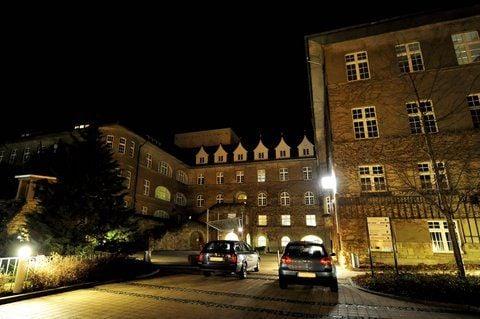 Das Klinikum in Aschersleben musste eine kurze Zeit ohne Strom auskommen. (FOTO: FRANK GEHRMANN)