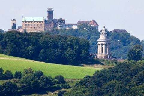Die Wartburg und das zwei Kilometer entfernte Burschenschaftsdenkmal bei Eisenach. ARCHIV (FOTO: ZB-FUNKREGIO OST)