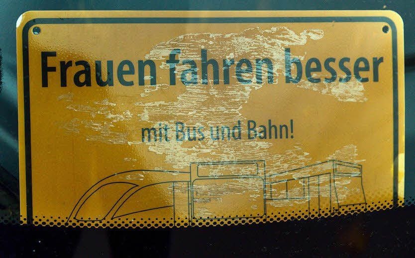 Wie ist das eigentlich gemeint: hinter dem Steuer oder als Passagier?