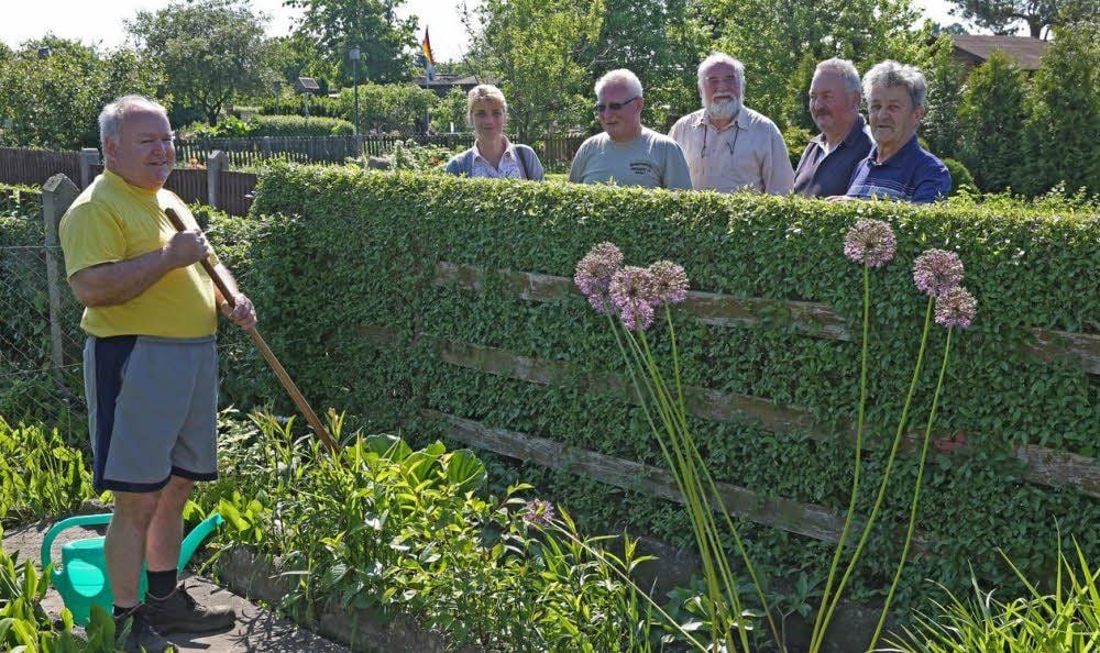 Herbert Schülke (l.) ist ein Gartenfreund aus Halle. Hier schaut der Vorstand des Regionalverbandes über seinen Zaun.