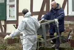 Im Kannibalismusfall von Rotenburg/Fulda stellen Ermittlungsbeamte im Ortsteil Wüstefeld auf dem Anwesen eine Kreissäge sicher. (Foto: dpa)