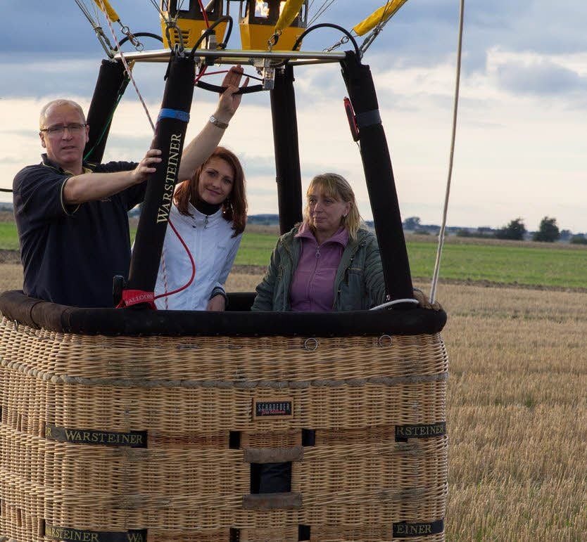 Pilot Andreas Pohl mit Randi Witteborn und Gabriele Rose (v.l.).