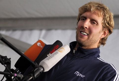 Dirk Nowitzki spricht auf der Einweihungsfeier des neuen Basketballplatz im Mellowpark in Berlin. Nowitzky spielt am kommenden Samstag in der O2 World in Berlin, mit den Dallas Mavericks gegen Alba Berlin. (FOTO: DPA)