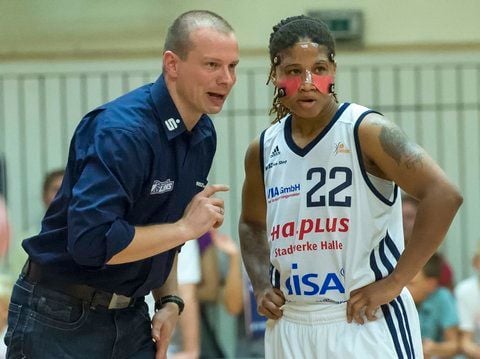 Lions Head Coach Patrick Bär (li.) spricht mit Daphanie Kennedy (22) während des Bundesliga-Basketball-Spiels SV Halle Lions gegen GiroLive-Panthers Osnabrück (FOTO: ECKEHARD SCHULZ)