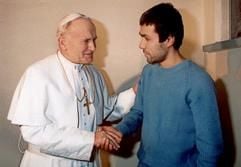 Papst Johannes Paul II. (l) reicht am 27.12.1983 im römischen Gefängnis Ribibbia dem Türken Mehmet Ali Agca die Hand. Bei einem Attentat hatte Agca den Papst am 13. Mai 1981 auf dem Petersplatz in Rom mit mehreren Schüssen schwer verletzt (Archivfoto). (Foto: dpa)