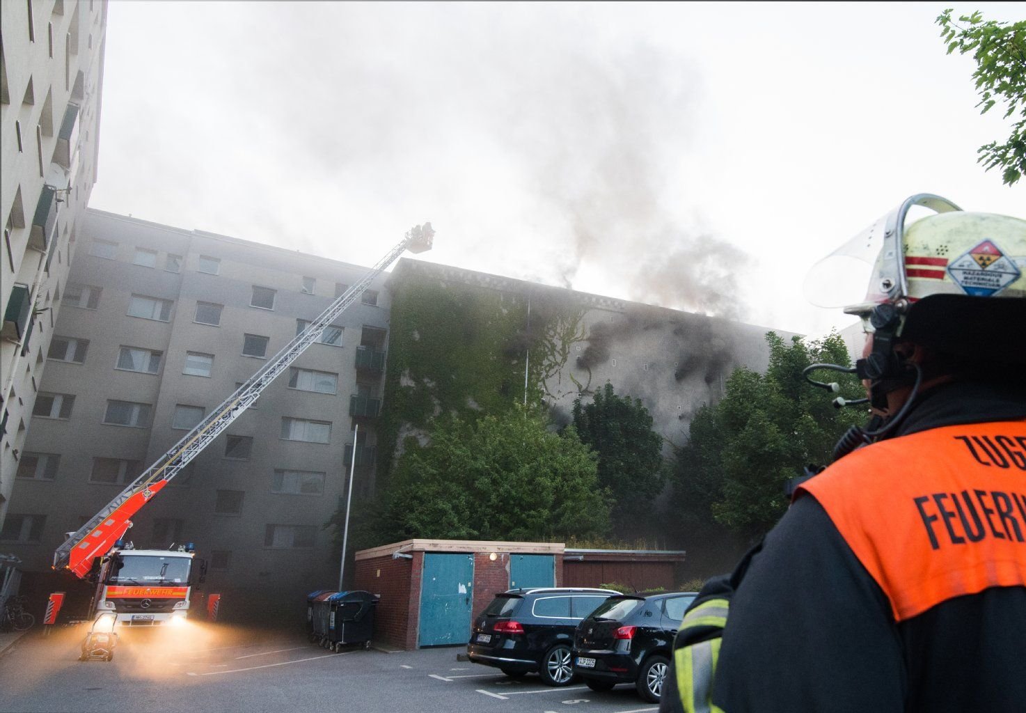 Ein Feuerwehrmann steht am Dienstag in Hamburg vor einem brennenden Hochbunker.
