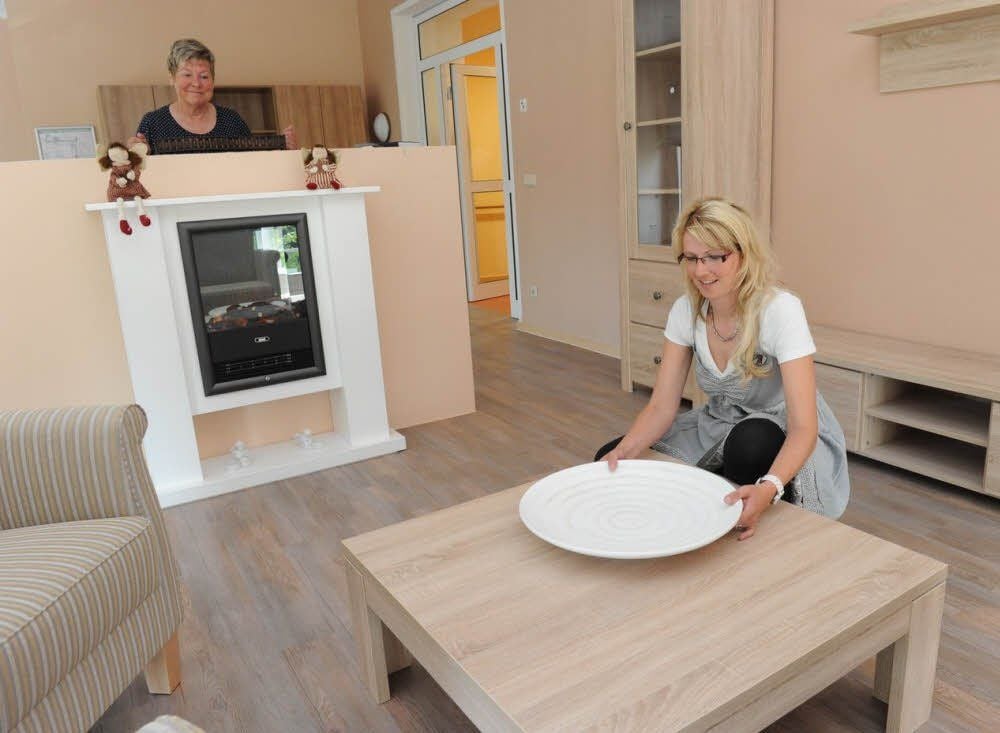 Pflegedienstleiterin Inge Hendrich (l.) und ihre Stellvertreterin Anika Kolditz dekorieren im Kaminzimmer.