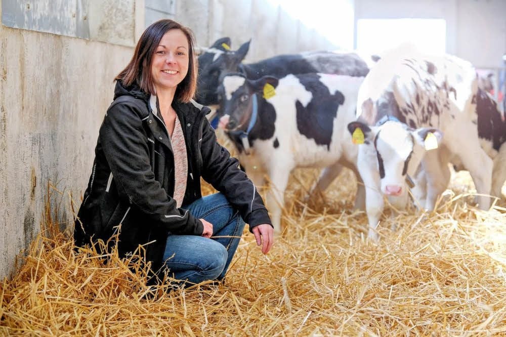 Katrin Kraft in „ihrem“ Kälberstall. Die schwarzbunten Holstein-Friesians werden in der Agrargenossenschaft Langendorf für Milchbetriebe aufgezogen.