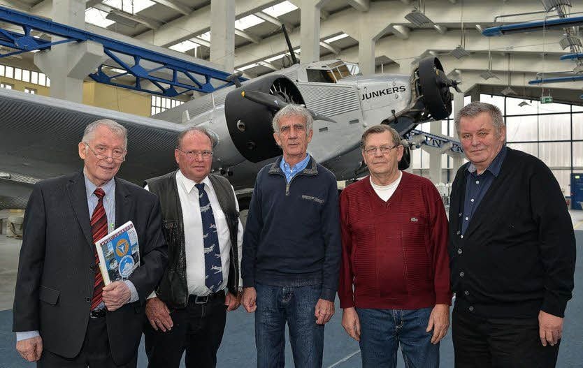 Sie und weitere Helfer, holten die Ju 52 von Norwegen nach Dessau. Im Foto: Franz Masser, Siegfried Linke, Klaus Heinze, Dieter Schulze und Eduard Schmidt (v.l.n.r.)