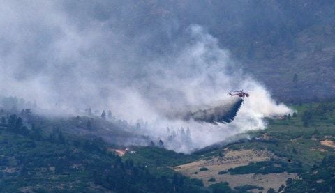 Waldbrand nahe der Stadt Colorado Springs. Seit die Flammen überraschend Teile der Stadt Colorado Springs erfasst haben, hätten bereits 36.000 Menschen ihre Häuser verlassen müssen, sagte Gouverneur John Hickenlooper am Mittwoch dem Fernsehsender CNN.