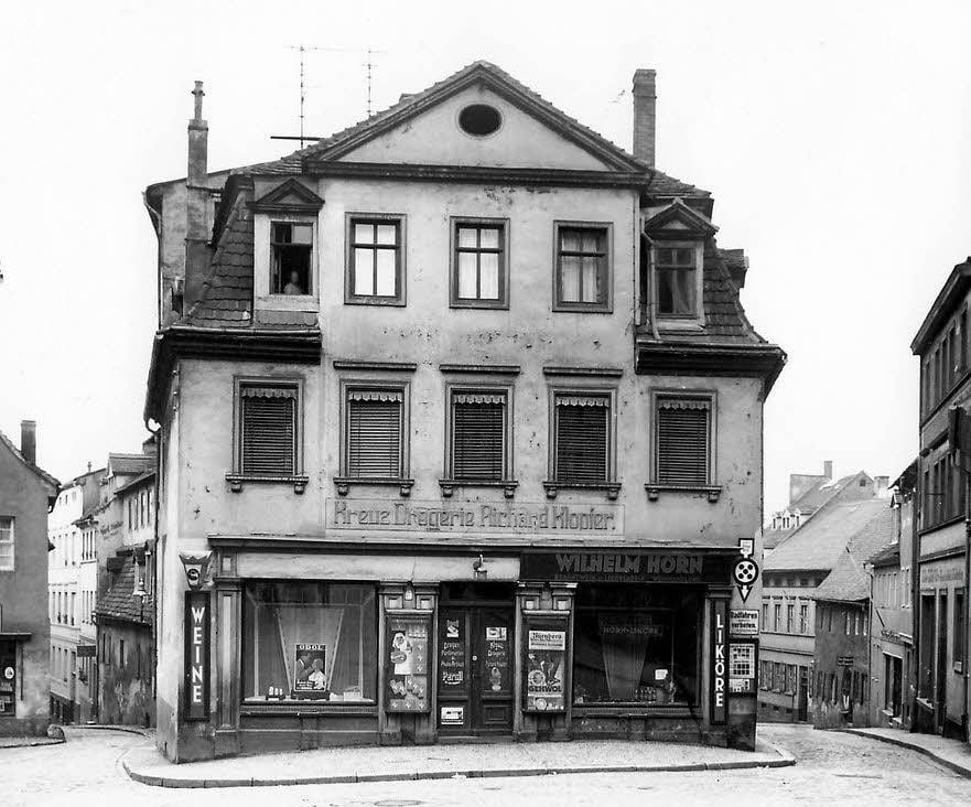 Über 50 Jahre lang gab es die Kreuz-Drogerie Richard Klopfer in der Brüderstraße 12 zwischen Rote-, Scharren- und Messerschmiedestraße in Zeitz.