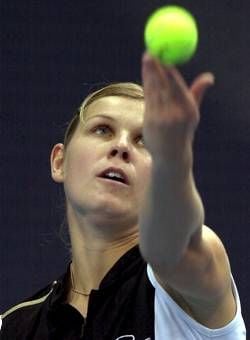 Die deutsche Tennisspielerin Anke Huber hält vor ihrem Aufschlag am Mittwoch (31.10.2001) bei den internationalen Damen-Tennis-Weltmeisterschaften in München den Ball in die Höhe. Huber wird mit diesem Turnier ihre Karriere als Tennisprofi beenden. Die SANEX-Championships, an der die 16 besten Tennisspielerinnen der Welt teilnehmen, finden vom 30.10.2001 bis 04.11.2001 in München statt.