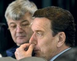 Gerhard Schröder (im Hintergrund: Joschka Fischer)