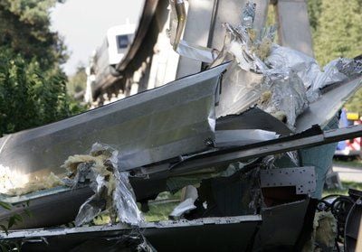 Trümmerteile des am 22.09.2006 verunglückten Magnetschwebebahnzugs Transrapid 08 liegen unterhalb der Versuchsstrecke im emsländischen Lathen. Der Transrapid war am Morgen während einer Gästefahrt mit rund 200 Stundenkilometer auf ein auf der Trasse abgestelltes Baufahrzeug aufgefahren. (FOTO: DPA)