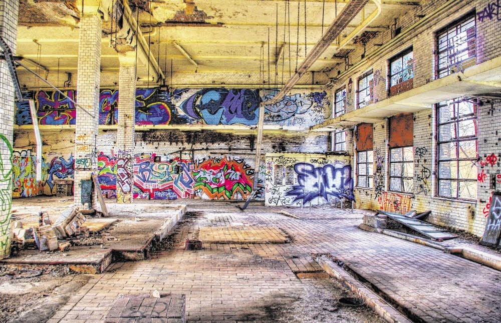 Zuerst kommen die Sprayer, die das Grau der verlassenen Industriebauten mit buntem Sprühnebel überschminken. Ihnen folgt die Natur, die sich langsam zurückholt, was der Mensch nicht mehr halten kann.