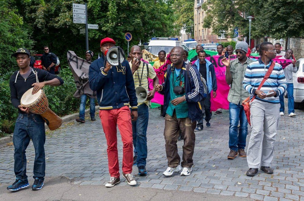 Einige Asylbewerber demonstrierten für eine dezentrale Unterbringung der Flüchtlinge.