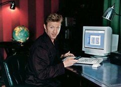 Im Bademantel vor dem heimischen Computer sitzend, versucht Ex-Tennisstar Boris Becker, sich eine Test-E-Mail an sein eigenes Handy zu schicken. Als das Vorhaben gelingt, reagiert der ehemalige Wimbledonsieger mit einem breiten Grinsen auf die Nachricht seines Mobiltelefons: «Nee, näh?». (Archivbild von 2000: dpa/AOL)