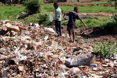 Kinder spielen in Harare, der Hauptstadt Simbabwes, auf einem Müllberg. (FOTO: DPA)