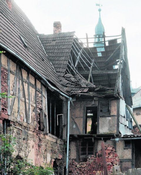 Lebensgefahr! Das Haus aus dem 16. Jahrhundert in der Wettiner Kirchgasse droht einzustürzen.