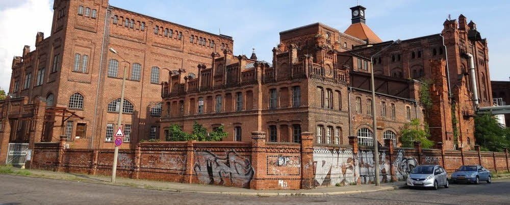 31 Künstler stellen derzeit ihre Werke in der Alten Schultheiss-Brauerei in Dessau aus.