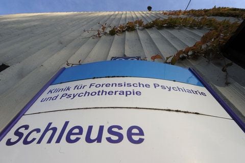 Der Eingang zur Klinik für Forensische Psychiatrie und Psychotherapie im Psychiatrischen Zentrum Nordbaden in Wiesloch. (FOTO: DPA)