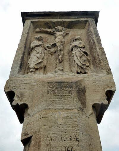 Historische Betsäule am Wegesrand