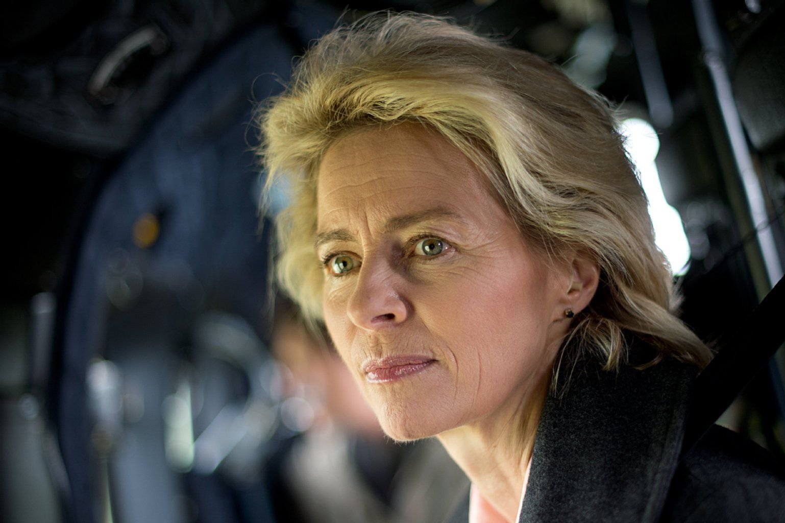Bundesverteidigungsministerin Ursula von der Leyen (CDU) bei einem Flug über den Kosovo.
