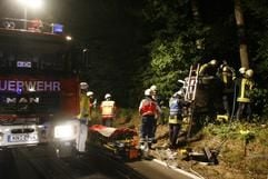 Feuerwehrmänner versuchen am Samstagmorgen (29.07.2006) bei Konstanz am Bodensee drei Jugendliche aus einem verunglückten Fahrzeug zu retten. (Foto: dpa)
