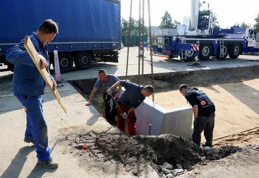 Der Aufbau der modernen Fahrzeugwaage auf dem Holzdorfer Firmengelände beginnt hier gerade.