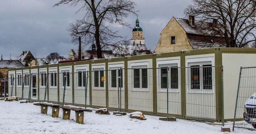 Aufgestellt sind die Container, jetzt geht es um die Anschlüsse.